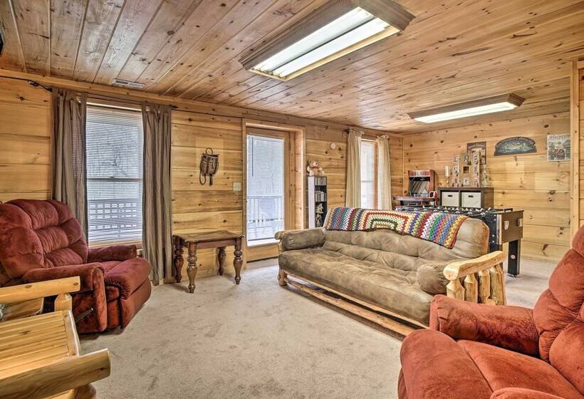 Wandering Bear Cabin W/ Game Room & Hot Tub!