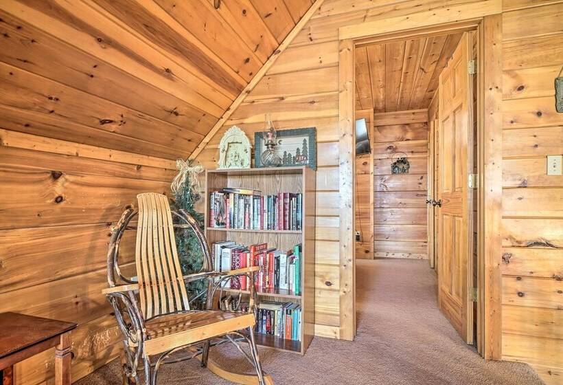 Wandering Bear Cabin W/ Game Room & Hot Tub!