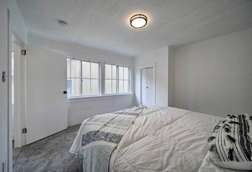 Bright & Airy Liberty Lake Abode W/ Backyard!