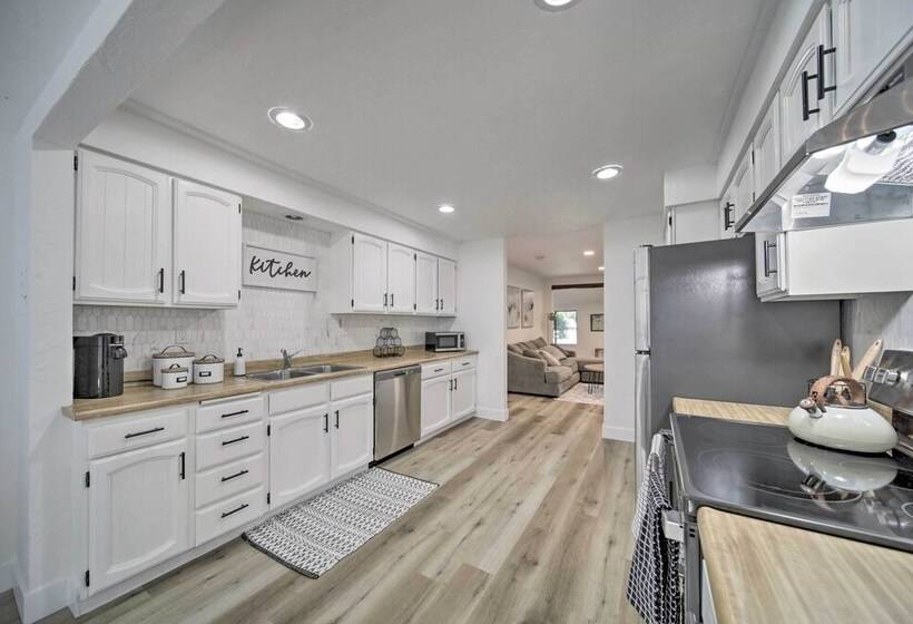 Bright & Airy Liberty Lake Abode W/ Backyard!