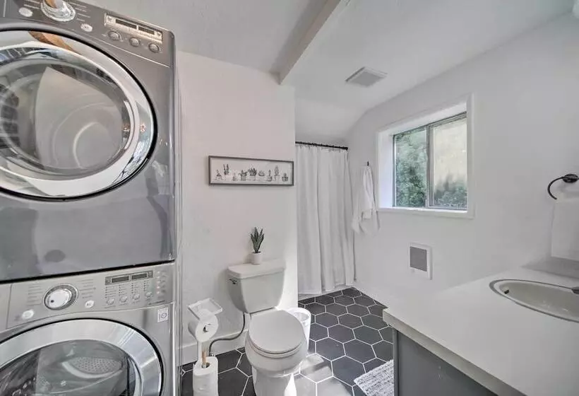 Bright & Airy Liberty Lake Abode W/ Backyard!