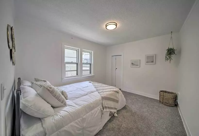 Bright & Airy Liberty Lake Abode W/ Backyard!