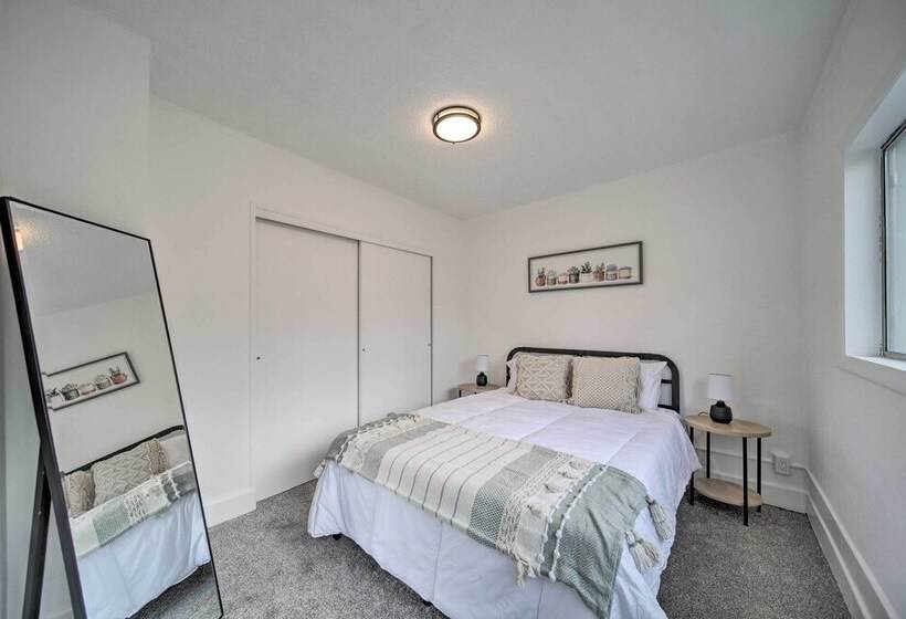 Bright & Airy Liberty Lake Abode W/ Backyard!