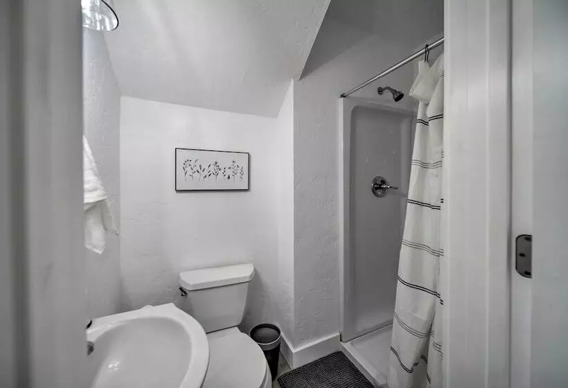 Bright & Airy Liberty Lake Abode W/ Backyard!