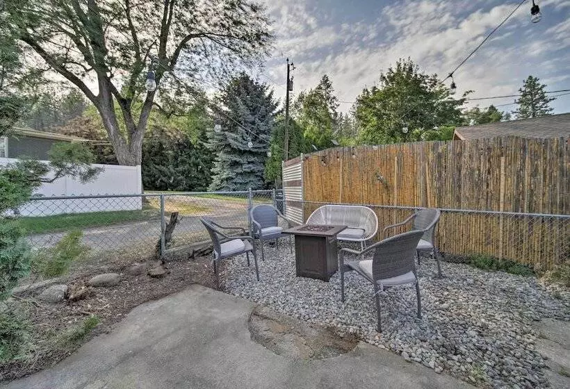 Bright & Airy Liberty Lake Abode W/ Backyard!