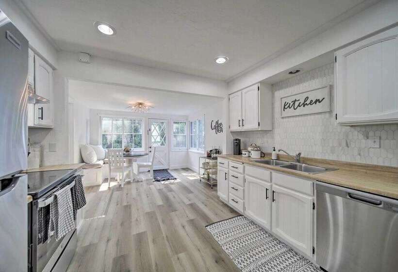 Bright & Airy Liberty Lake Abode W/ Backyard!