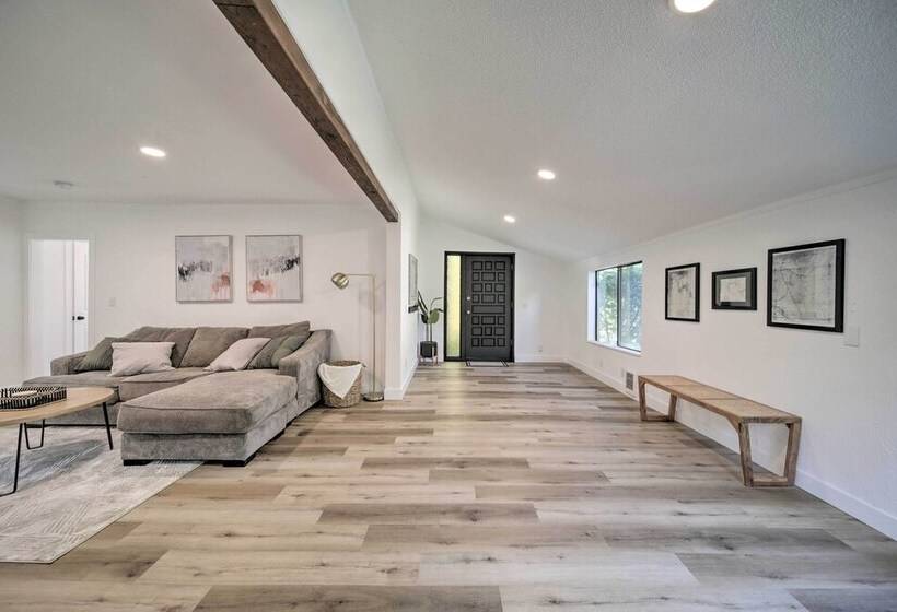 Bright & Airy Liberty Lake Abode W/ Backyard!