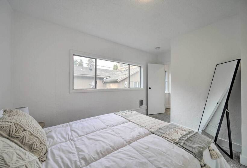 Bright & Airy Liberty Lake Abode W/ Backyard!