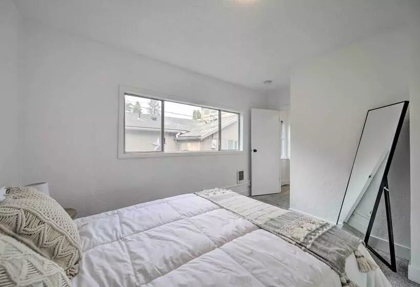 Bright & Airy Liberty Lake Abode W/ Backyard!