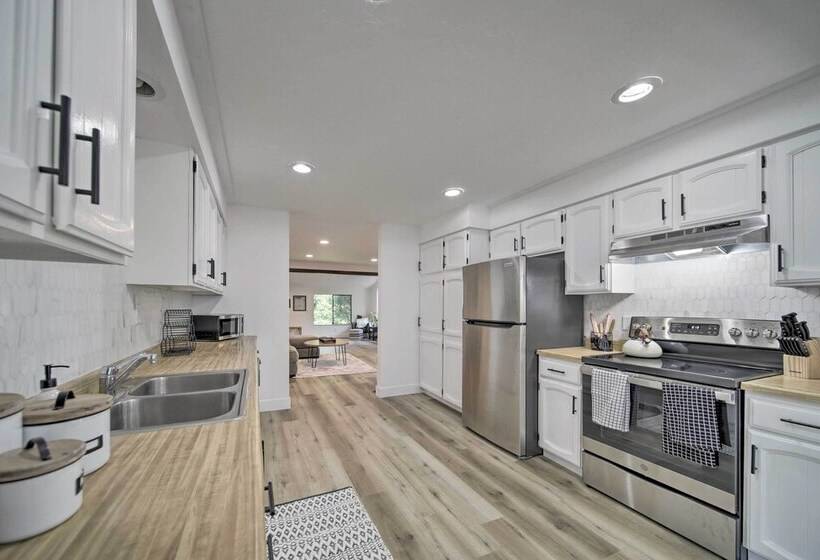 Bright & Airy Liberty Lake Abode W/ Backyard!