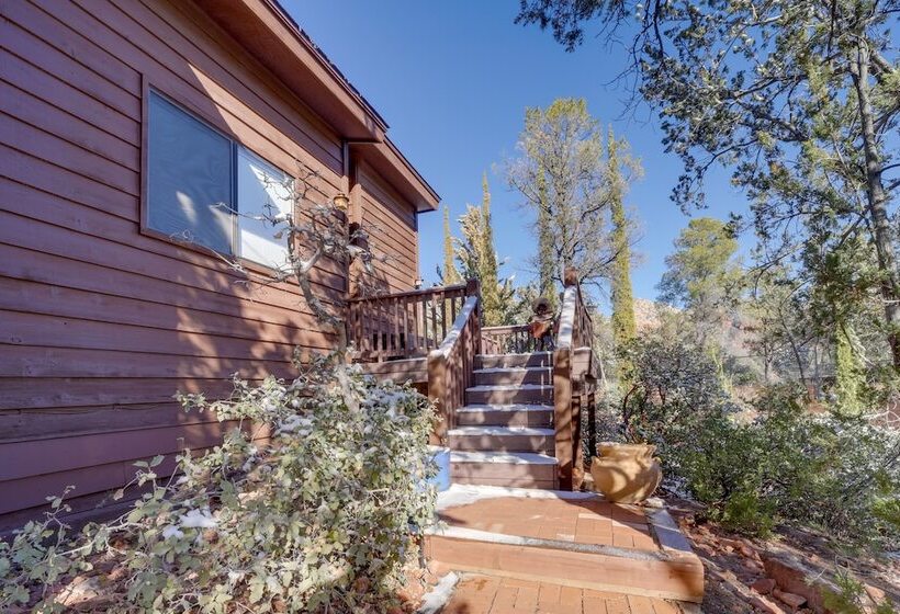 Bright Sedona Home W/ Deck & Mountain Views!