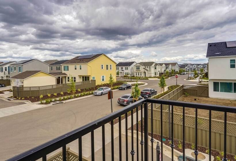 California Midterm Rental With Fenced Yard!