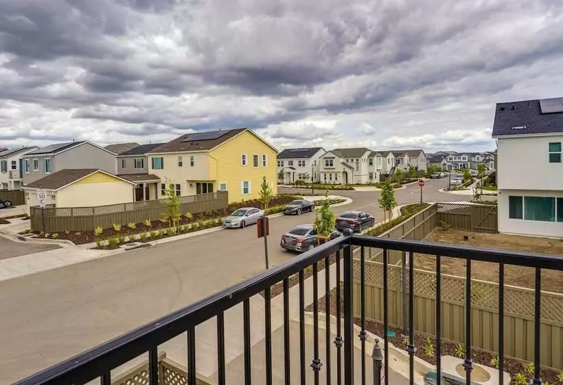 California Midterm Rental With Fenced Yard!