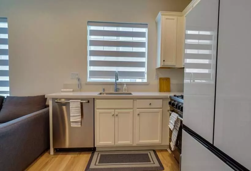 California Midterm Rental With Fenced Yard!