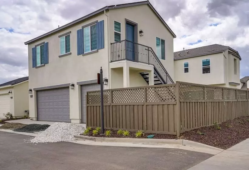 California Midterm Rental With Fenced Yard!