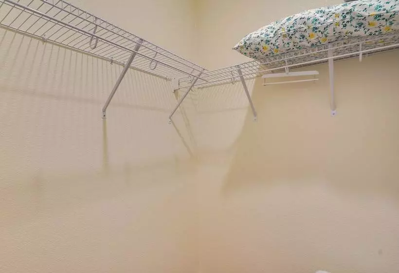 California Midterm Rental With Fenced Yard!