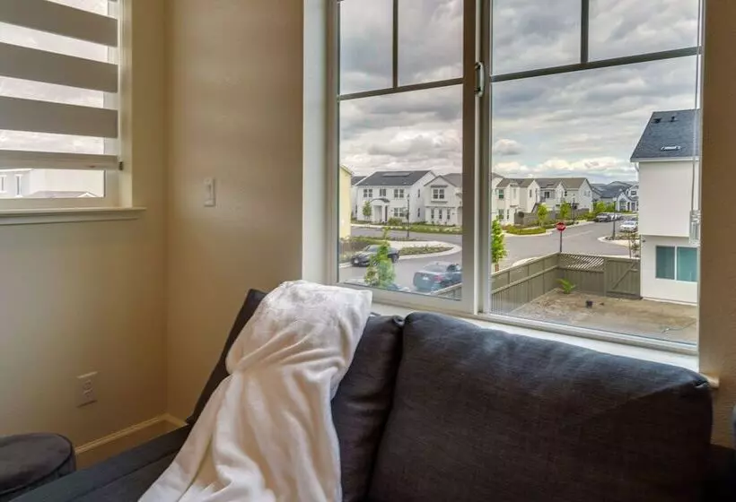 California Midterm Rental With Fenced Yard!