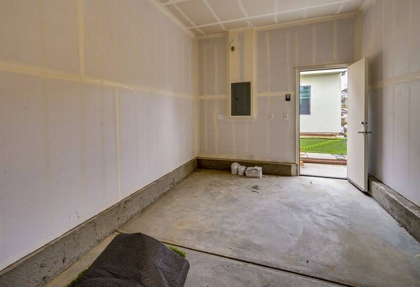 California Midterm Rental With Fenced Yard!