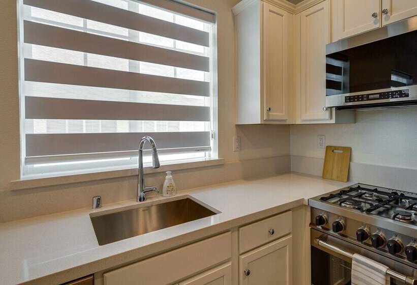 California Midterm Rental With Fenced Yard!