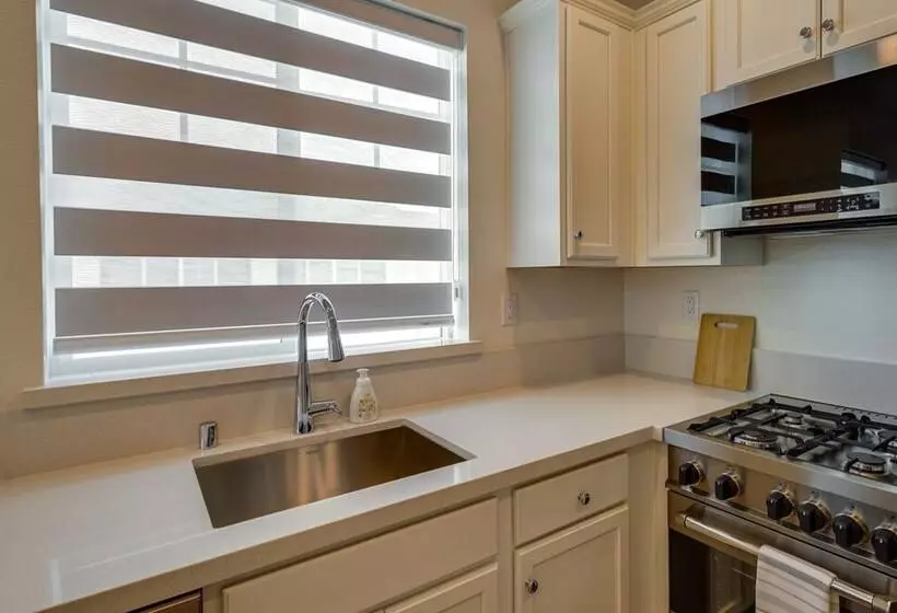 California Midterm Rental With Fenced Yard!