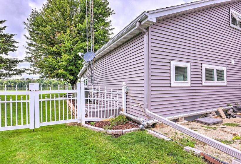 Cascade Lakefront Home: Boat Dock, Fire Pit!