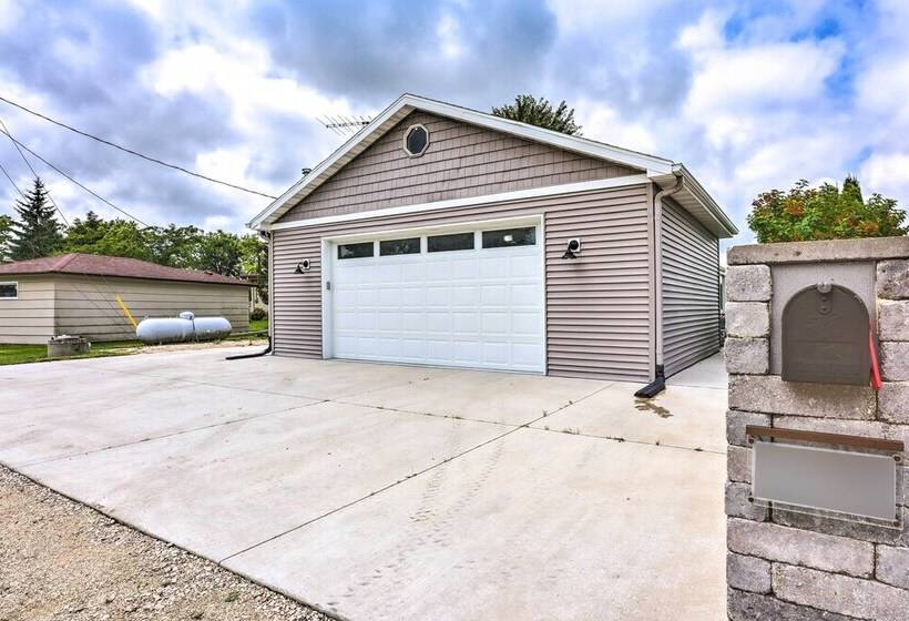 Cascade Lakefront Home: Boat Dock, Fire Pit!