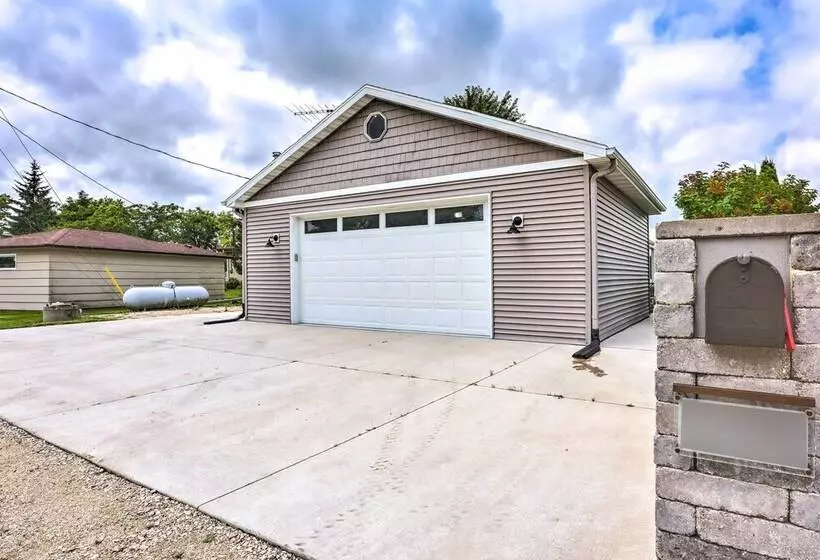 Cascade Lakefront Home: Boat Dock, Fire Pit!