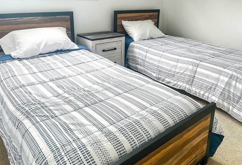 Cascade Lakefront Home: Boat Dock, Fire Pit!