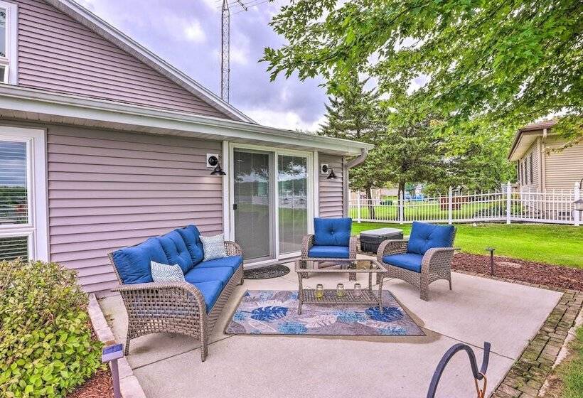 Cascade Lakefront Home: Boat Dock, Fire Pit!
