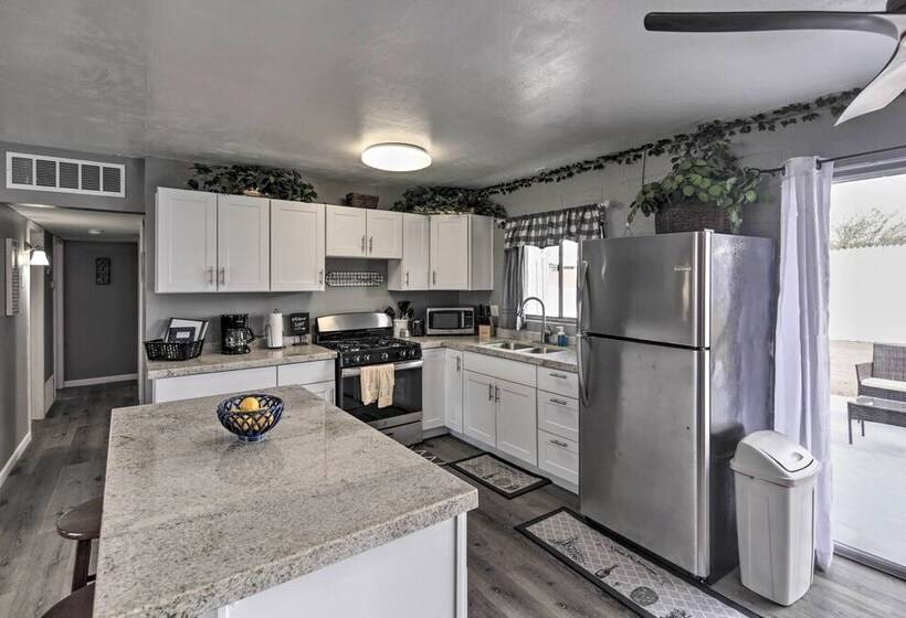 Centrally Located Gem With Laughlin Strip Views!