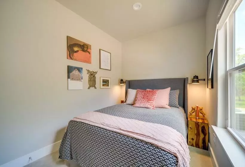 Chic House In Spring Branch W/ Lush Outdoor Space!