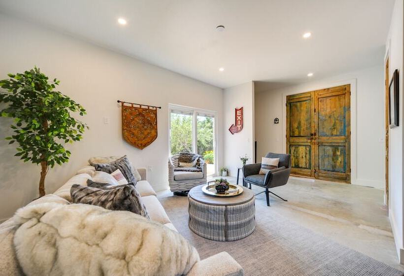 Chic House In Spring Branch W/ Lush Outdoor Space!