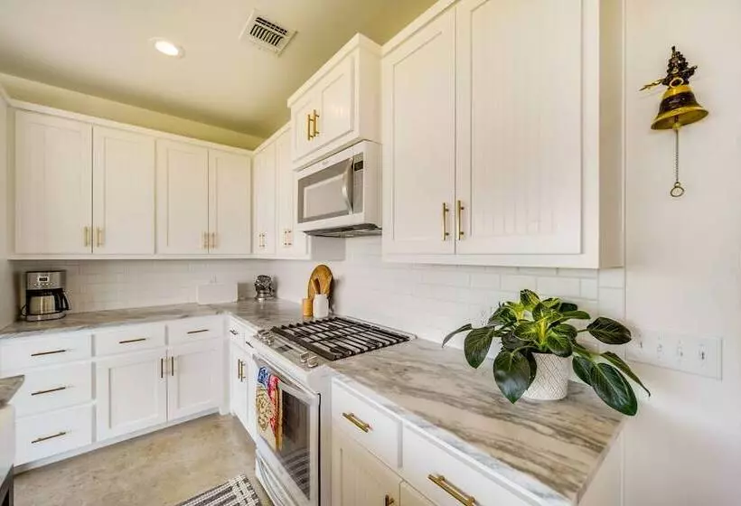 Chic House In Spring Branch W/ Lush Outdoor Space!