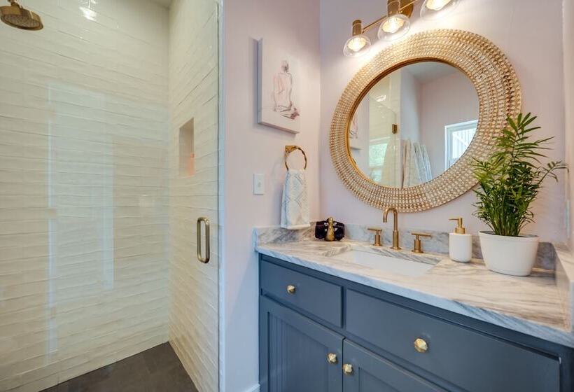 Chic House In Spring Branch W/ Lush Outdoor Space!