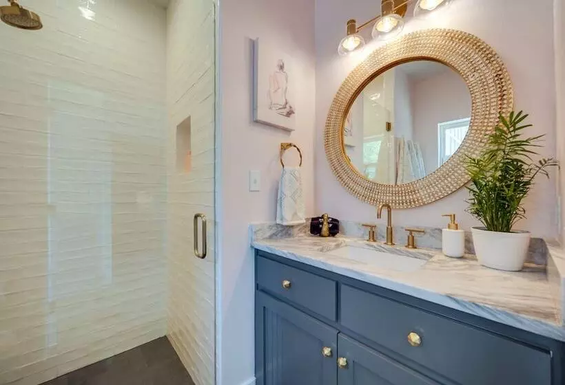 Chic House In Spring Branch W/ Lush Outdoor Space!