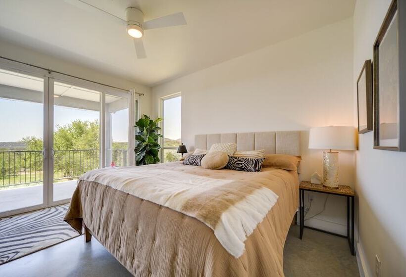 Chic House In Spring Branch W/ Lush Outdoor Space!