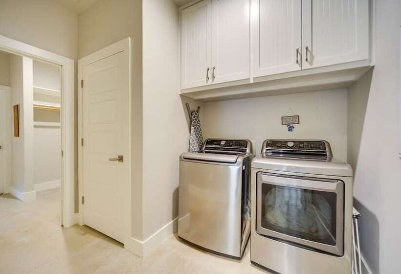 Chic House In Spring Branch W/ Lush Outdoor Space!