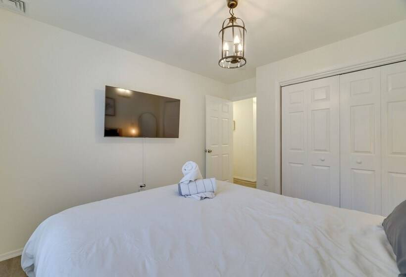 7 Mi To Camelback Mtn: Chic Penn Estates Home