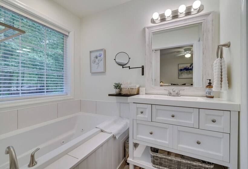 7 Mi To Camelback Mtn: Chic Penn Estates Home