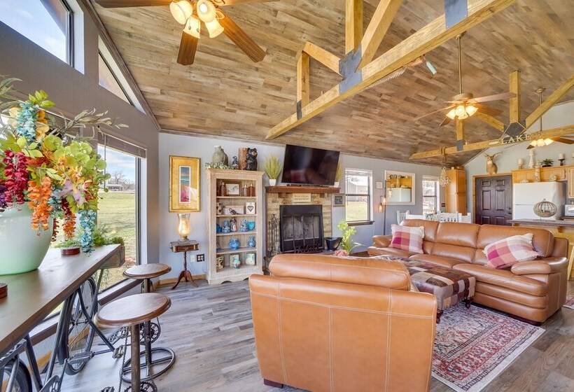 Incredible Log Home: 1 Mile From Lake Tenkiller