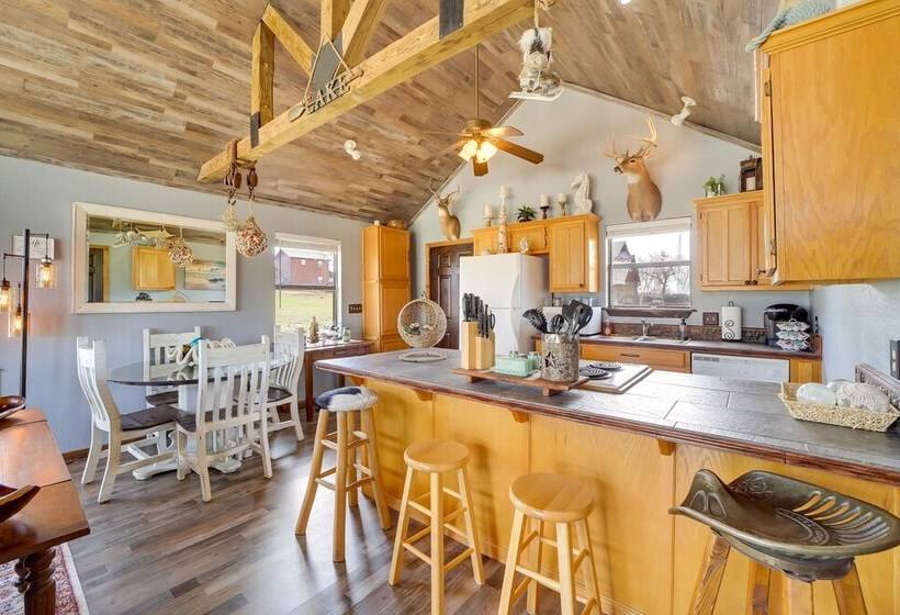 Incredible Log Home: 1 Mile From Lake Tenkiller