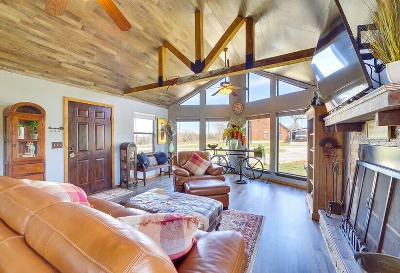 Incredible Log Home: 1 Mile From Lake Tenkiller