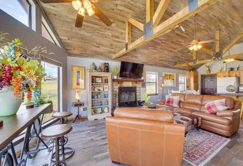 Incredible Log Home: 1 Mile From Lake Tenkiller