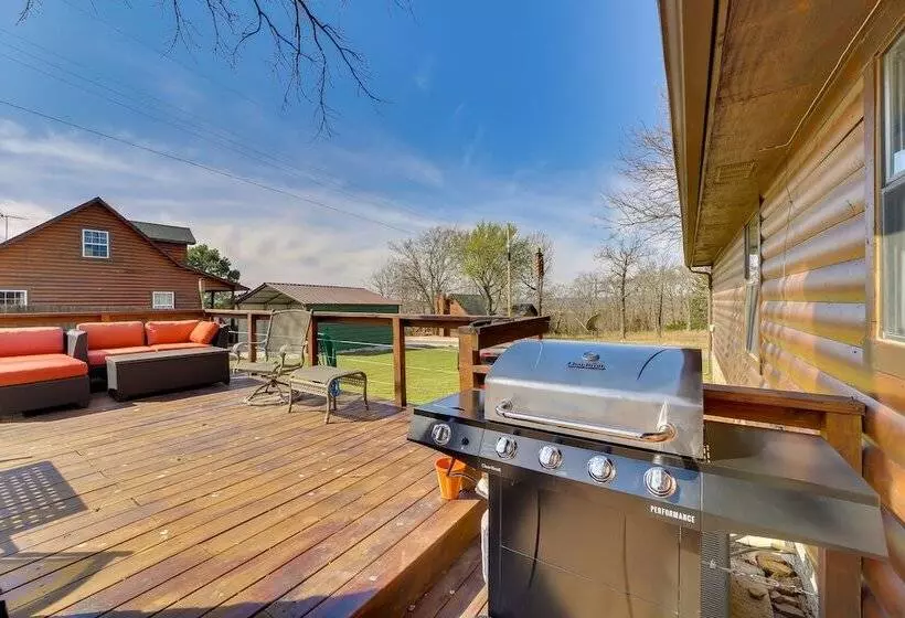 Incredible Log Home: 1 Mile From Lake Tenkiller