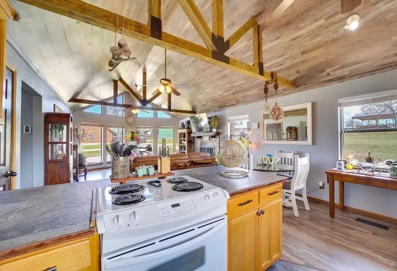 Incredible Log Home: 1 Mile From Lake Tenkiller