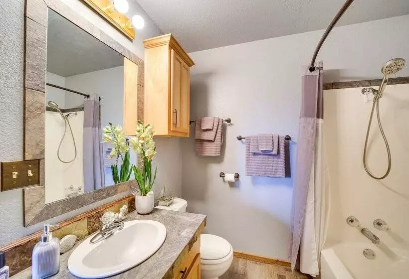 Incredible Log Home: 1 Mile From Lake Tenkiller