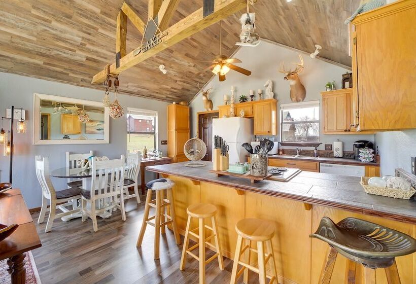 Incredible Log Home: 1 Mile From Lake Tenkiller