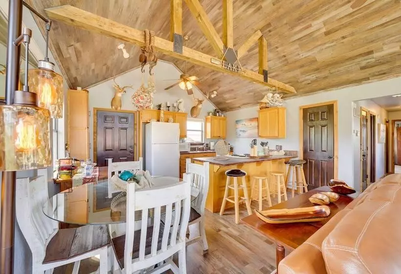 Incredible Log Home: 1 Mile From Lake Tenkiller