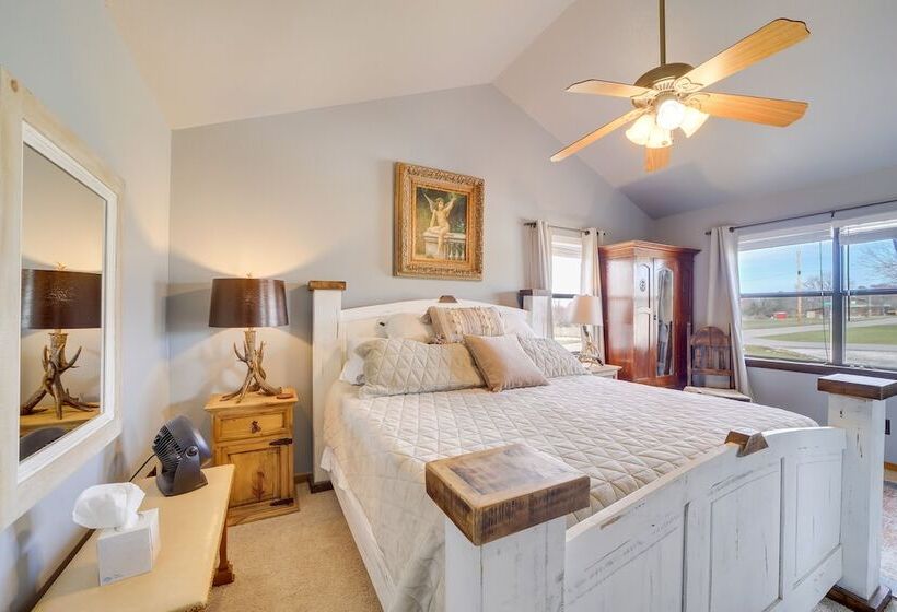 Incredible Log Home: 1 Mile From Lake Tenkiller