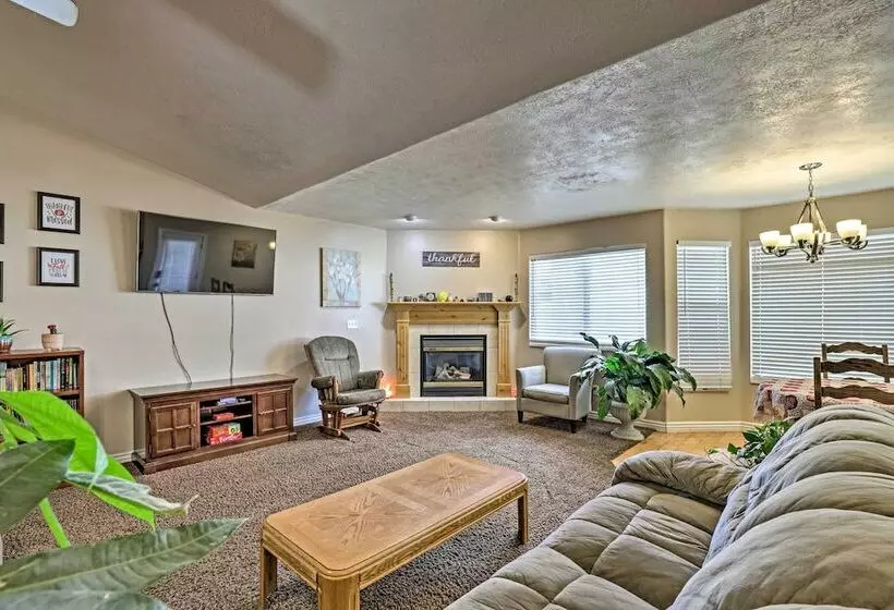 Salem House W/ Sauna, Piano, & Game Room!